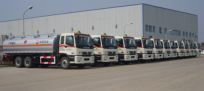 油罐車大批訂單準備出發 油罐車大批訂單準備出發